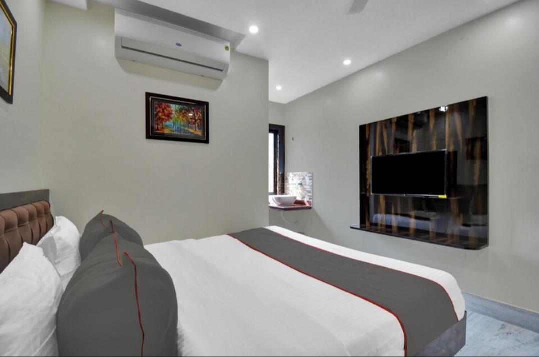 Om Guest House And Banquet Calcutta Buitenkant foto