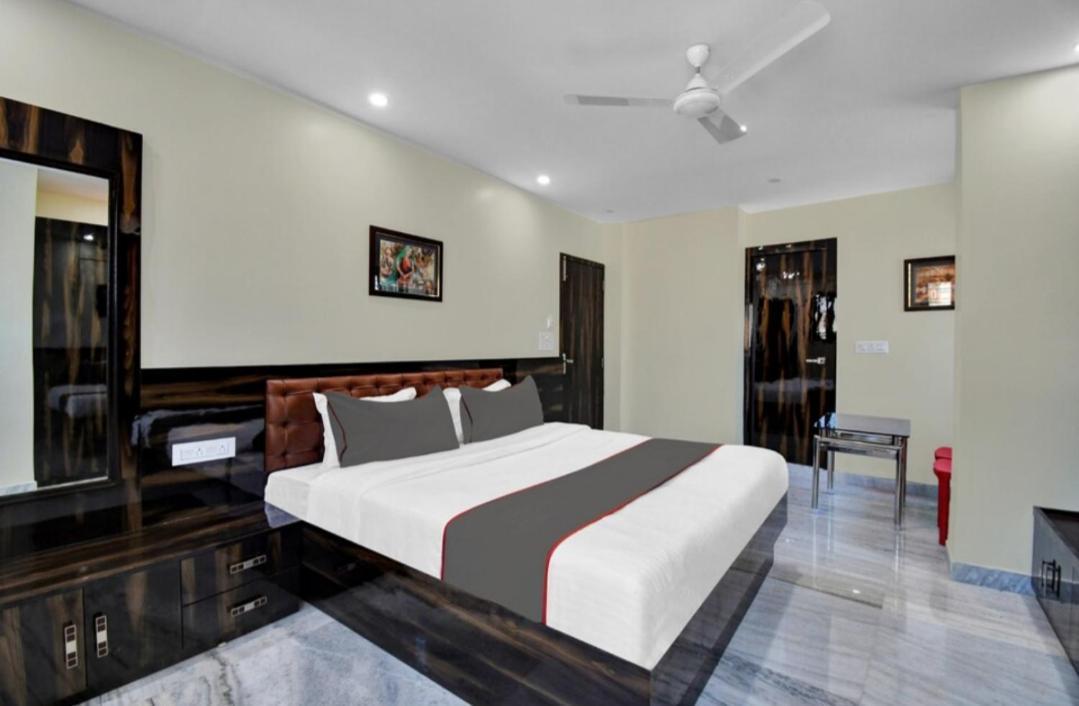 Om Guest House And Banquet Calcutta Buitenkant foto