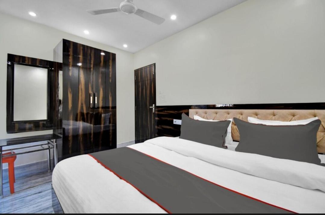Om Guest House And Banquet Calcutta Buitenkant foto