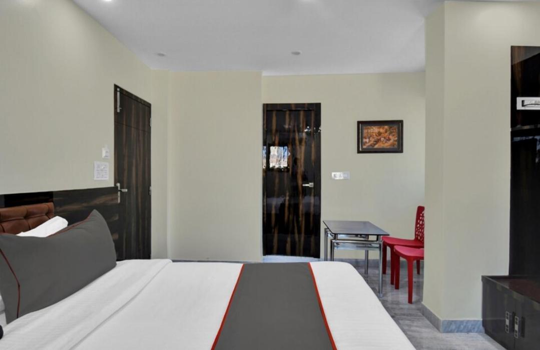 Om Guest House And Banquet Calcutta Buitenkant foto